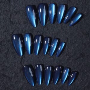 Uñas azul cristal con efecto ojo de gato