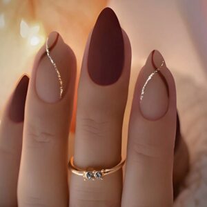 Uñas mate con rayas doradas y rojas