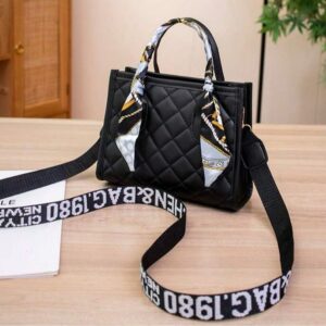 Bolso negro semi-formal con pañuelo