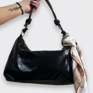 Bolso negro estilo cuerina con pañuelo